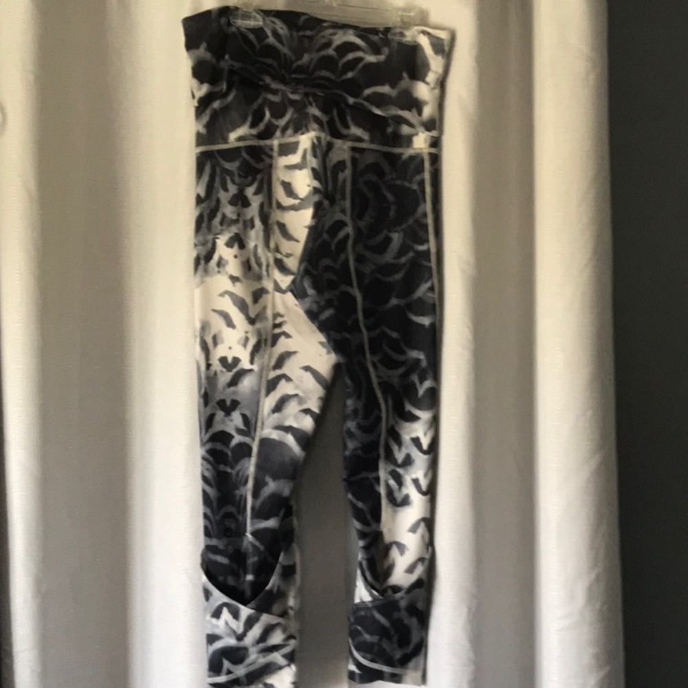 Lululemon fold over waist leggings with cute calf detail 6